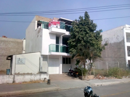 Casa 3 Pisos en VENTA, Brr. Santa Lucia